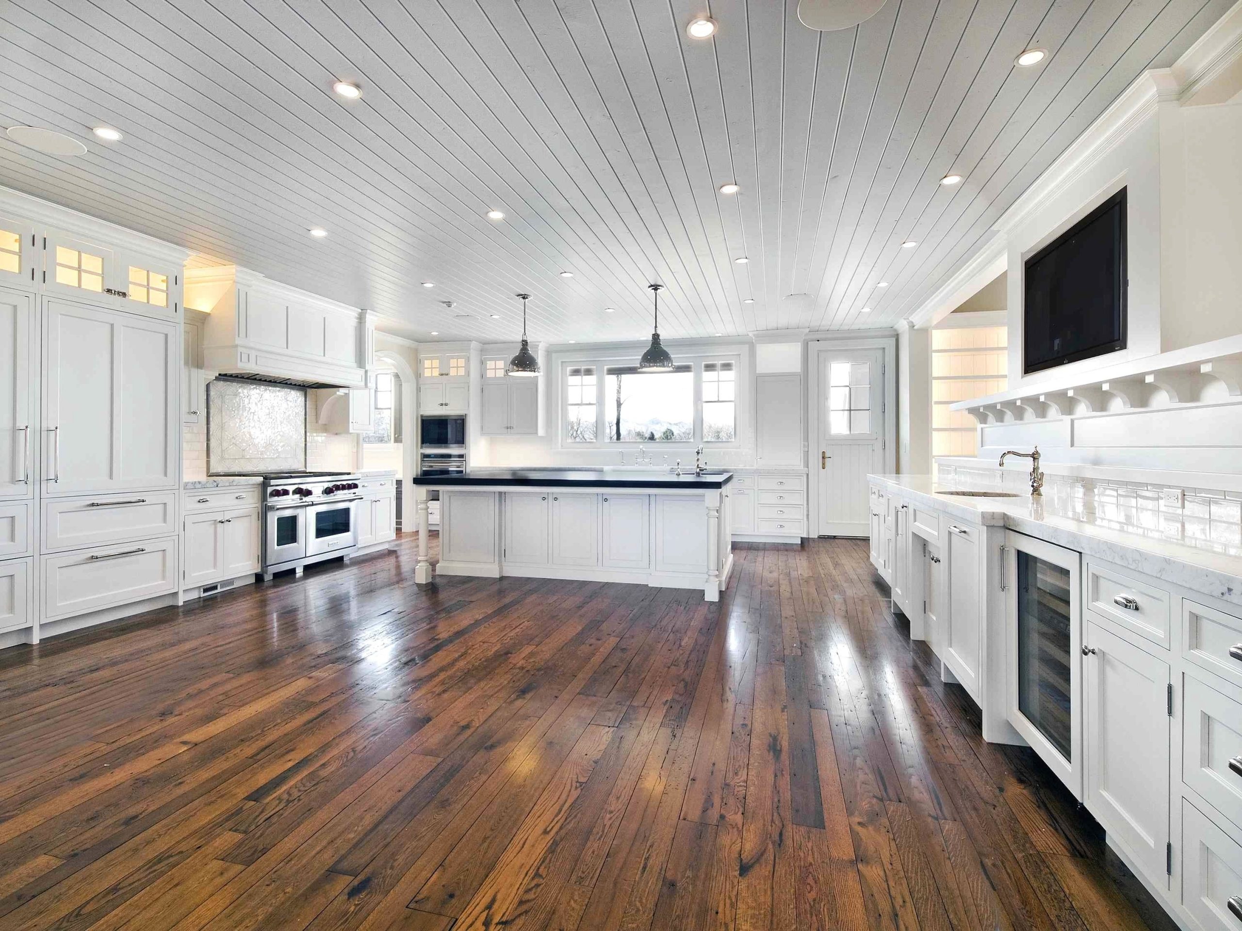 Белая кухня деревянный пол