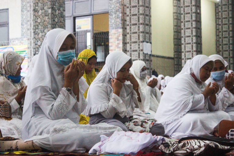 women praying