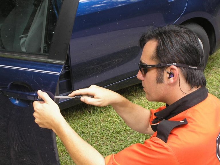 Tips For Finding an Auto Locksmith